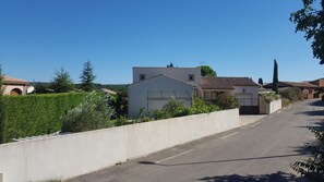 Property grounds - Villa with pool near UZES, sleeps 5, 3 bedrooms, 1 bathroom, 1 shower room,  (Blauzac)
