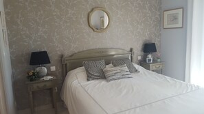 3 bedrooms, desk, iron/ironing board - Villa with pool near UZES, sleeps 5, 3 bedrooms, 1 bathroom, 1 shower room,  (Blauzac)