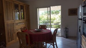 Dining - Villa with pool near UZES, sleeps 5, 3 bedrooms, 1 bathroom, 1 shower room,  (Blauzac)