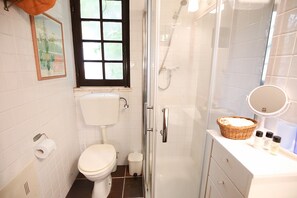 Dusche, Haartrockner, Bidet, Handtücher