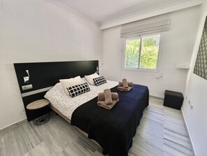 3 slaapkamers, een strijkplank/strijkijzer, gratis wifi, beddengoed