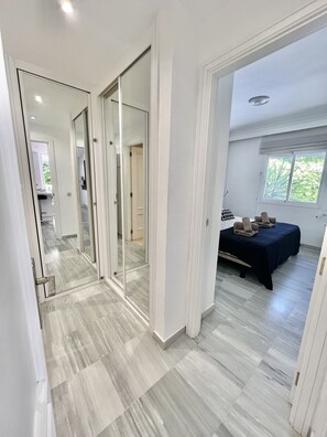 3 slaapkamers, een strijkplank/strijkijzer, gratis wifi, beddengoed