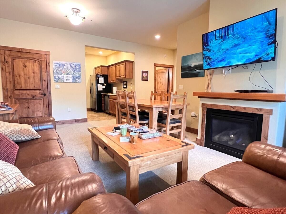 Una televisión, una chimenea