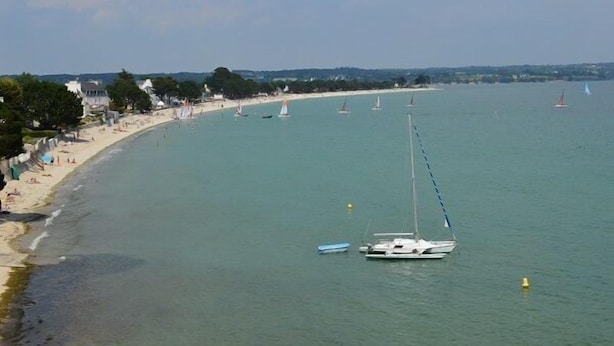 A beach with sailboats, a sandy shore, and a calm sea. - House / Villa - FouesnantHouse with garden (Fouesnant)