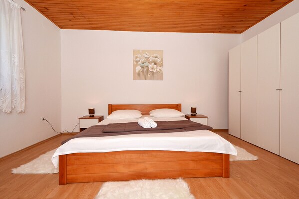3 bedrooms, iron/ironing board, travel cot, free WiFi