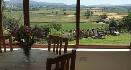 2 makuuhuoneen mökki, josta on upeat näkymät