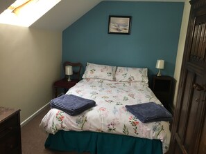 2 makuuhuonetta, äänieristys, silitysrauta/-lauta, vauvan matkasänky