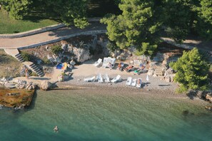 Beach nearby - ARTE, spacious apartment with sea view, 4 + 1 persons, 80m from pebble beach (Seget Donji)