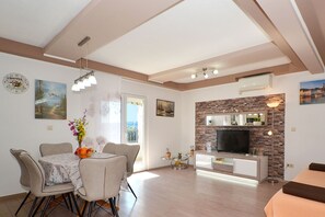 Dining - ARTE, spacious apartment with sea view, 4 + 1 persons, 80m from pebble beach (Seget Donji)