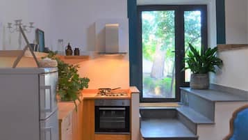Kühlschrank, Ofen, Herdplatte, Wasserkocher mit Kaffee-/Teezubehör