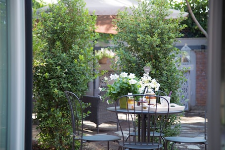 Outdoor dining. Apartment cared for with love, between the sea, Etna and the city - comfort and relaxation -