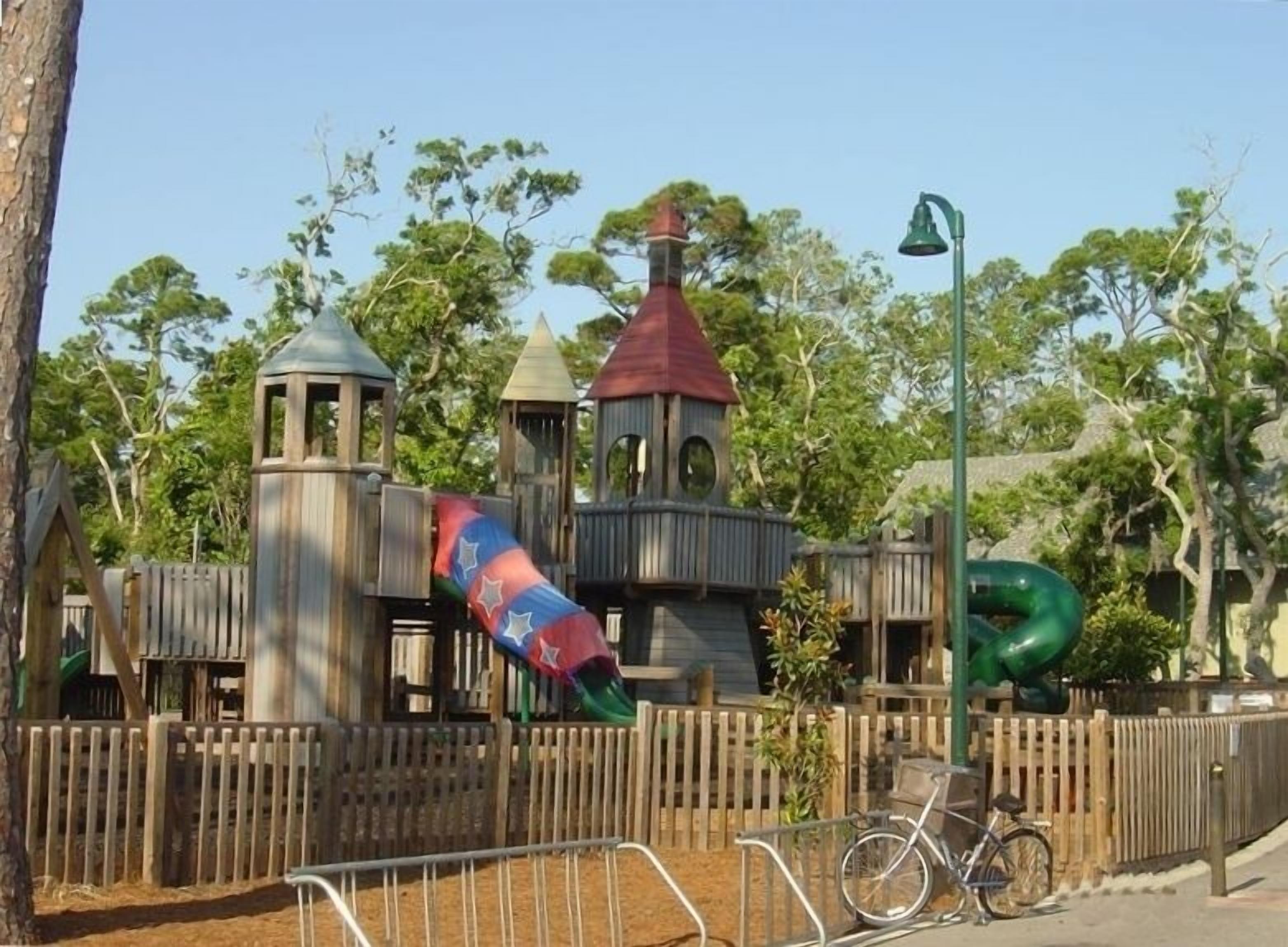 Un parque infantil con tobogán y estructuras para escalar.