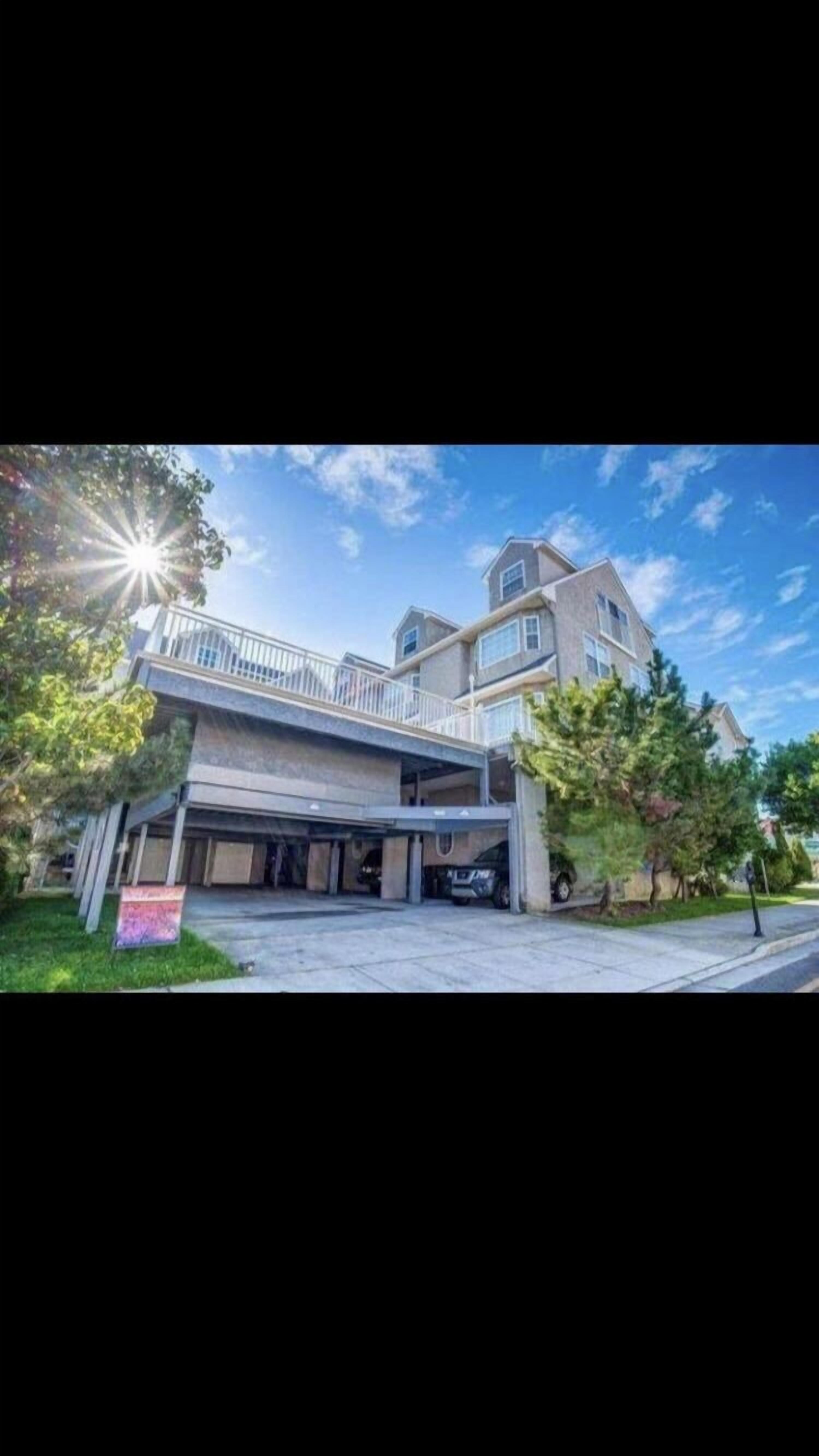 Heated pool Spacious 3 bed 2.5 bath Townhouse N. Wildwood 1.5 blk to the beach!