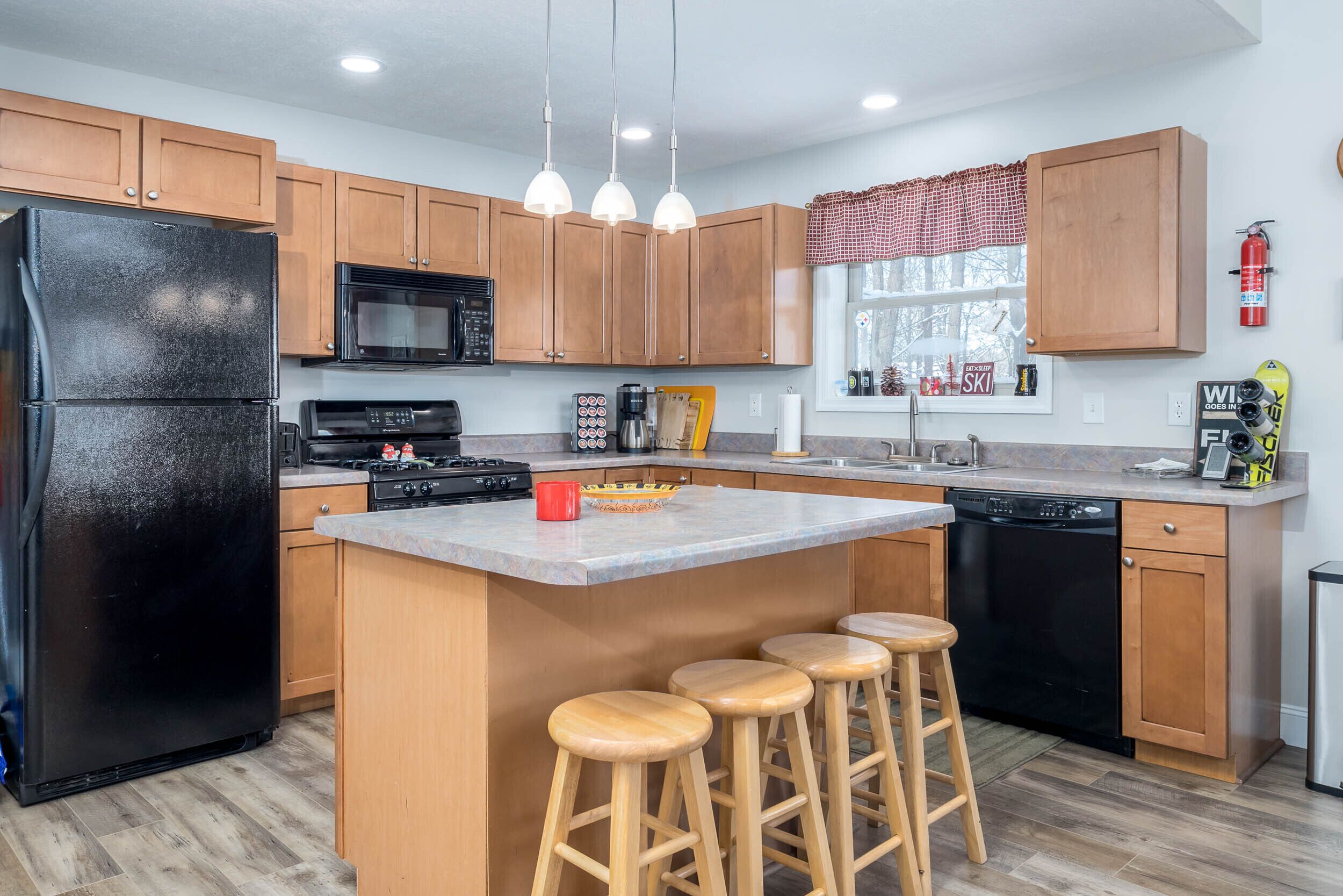 K øleskab, mikrobølgeovn, ovn, kogeplade