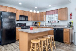 冷蔵庫、電子レンジ、オーブン、コンロ