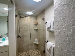 Douche, sèche-cheveux, serviettes fournies
