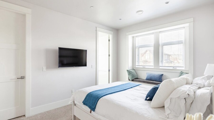 Vancouver West Cozy Retreat by Host Launch