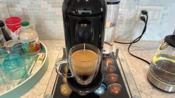 Eine Breville-Kaffeemaschine mit einer Tasse Kaffee auf der Arbeitsplatte.