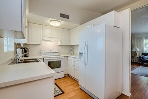 Fridge, microwave, oven, stovetop - Relaxing golf retreat ~ Mountain View Getaway (Mesa)