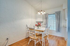 Dining - Relaxing golf retreat ~ Mountain View Getaway (Mesa)