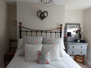 1 bedroom, desk, iron/ironing board, WiFi - St Etheldreda's Cottage, lovingly restored and impeccably presented (Wells)