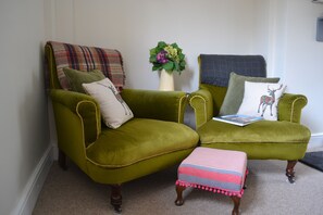 TV, fireplace, books - St Etheldreda's Cottage, lovingly restored and impeccably presented (Wells)