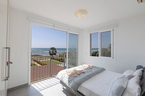 3 bedrooms, in-room safe, iron/ironing board, travel cot