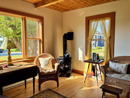 Apple Hill a Charming Village Farmhouse in Beautiful Corea Harbor