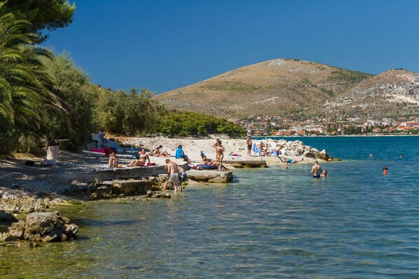 Plage à proximité, chaises longues