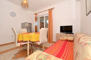 Interior - KATARINA 1 apartment for 4 + 1 people, 2 bedrooms and only 20m from the beach (Mastrinka)