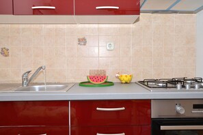 Réfrigérateur, four, plaque de cuisson, cafetière/bouilloire