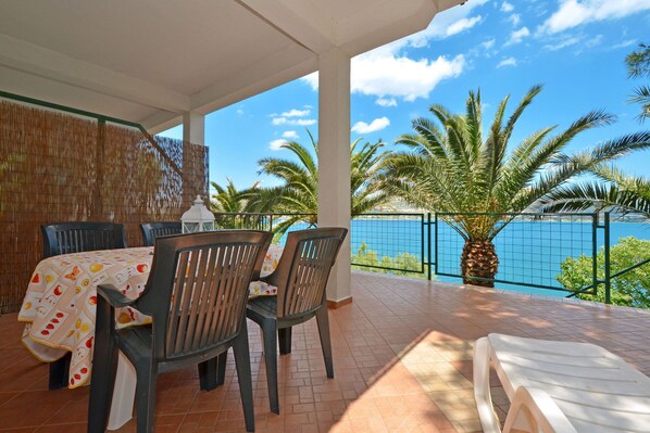 Outdoor dining - KATARINA 1 apartment for 4 + 1 people, 2 bedrooms and only 20m from the beach (Mastrinka)