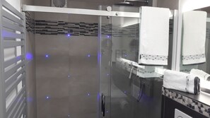 Dusche, Haartrockner, Handtücher, Seife
