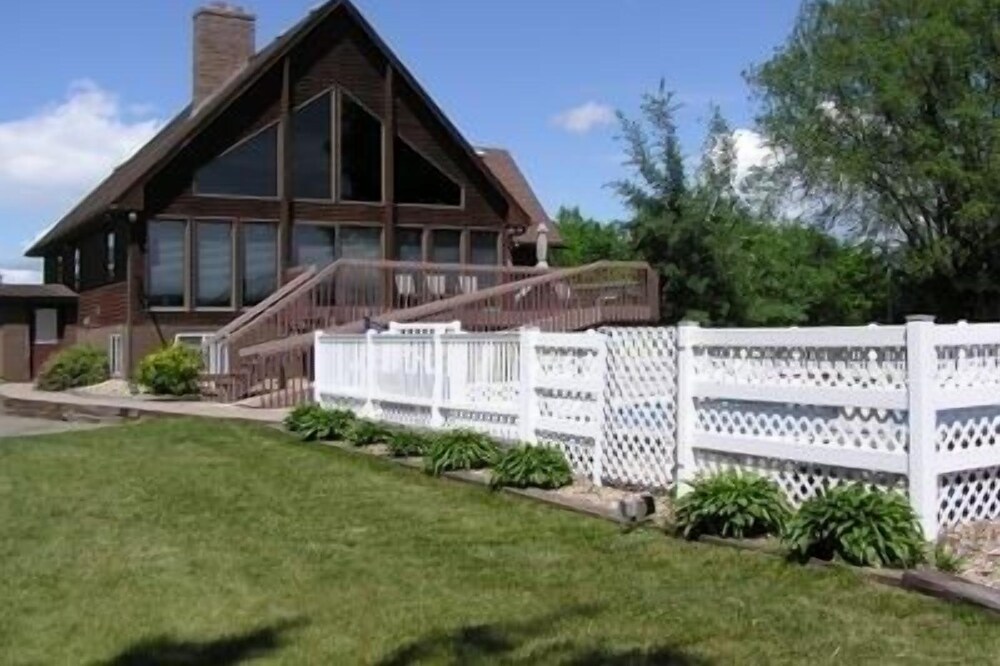 Vacation Home - Larger Home with Privacy and Scenic Views