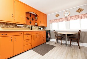 Fridge, microwave, oven, stovetop - Charming, spacious home near towncenter amenities, resturants, trails and parks. (Middlebury)