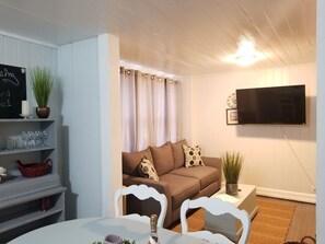 Smart TV, books - Mermaid Crossing Suite 4 (Carolina Beach)