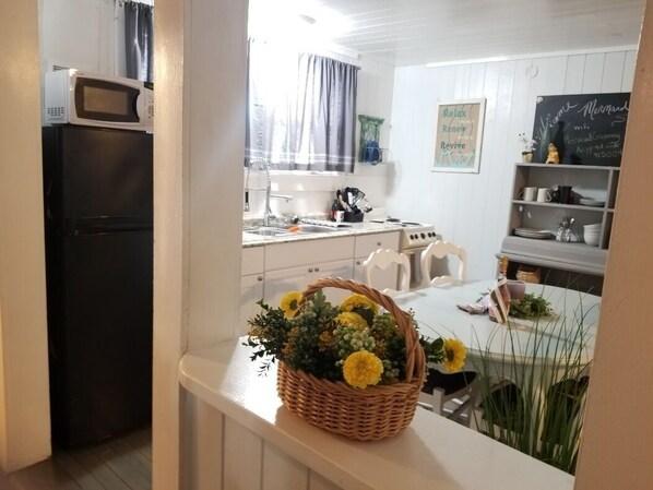 Kylskåp, mikrovågsugn, ugn och spishäll