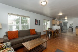 Smart TV, offices - West Side Gem │King Beds │Walk Everywhere │Hot Tub │Large Living Spaces (Bend)