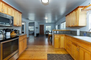 Fridge, microwave, oven, stovetop - West Side Gem │King Beds │Walk Everywhere │Hot Tub │Large Living Spaces (Bend)