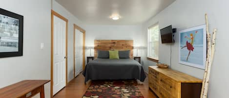 3 chambres, bureau, fer et planche à repasser, lit de bébé portatif