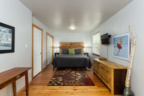 3 bedrooms, desk, iron/ironing board, travel crib - West Side Gem │King Beds │Walk Everywhere │Hot Tub │Large Living Spaces (Bend)