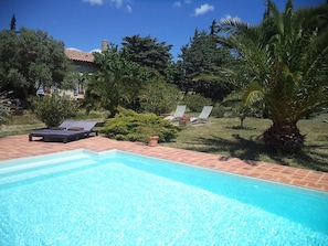 Outdoor pool - Former sheepfold with swimming pool, among the pines, near the sea. (Aude)