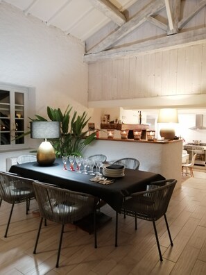 Dining - Former sheepfold with swimming pool, among the pines, near the sea. (Aude)