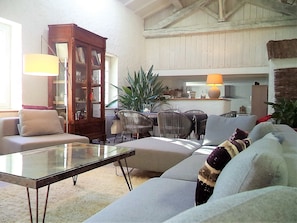 TV, fireplace, DVD player, books - Former sheepfold with swimming pool, among the pines, near the sea. (Aude)