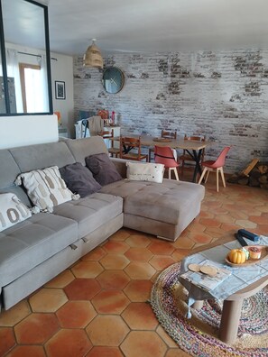 Télévision, lecteur de DVD, médiathèque, chaîne hi-fi