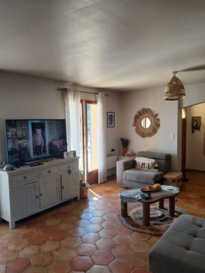 Télévision, lecteur de DVD, médiathèque, chaîne hi-fi