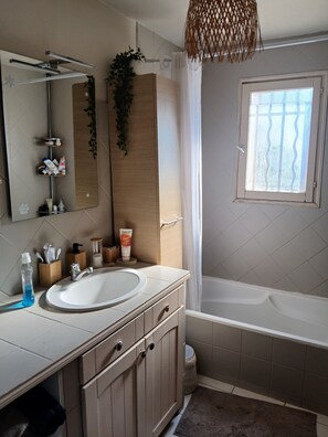 Badewanne, Haartrockner, Handtücher, Seife