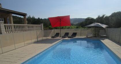 VILLECROZE -Maison de campagne avec piscine, au calme, pour 4 Ă 6 personnes