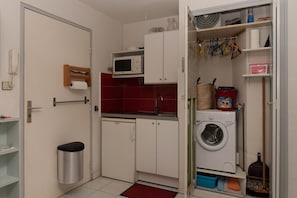 Réfrigérateur, grille-pain, batterie de cuisine, vaisselle et ustensiles