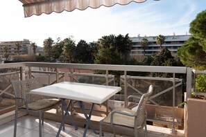 Outdoor dining - Le Lavandou, Nice studio apartmentto rent for 2 people, garden view, direct access to the sea (LE LAVANDOU)